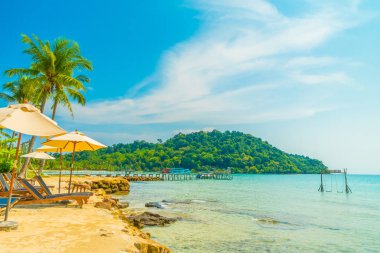 Şemsiye ve güzel tropikal plaj ve deniz paradise Island Seyahat ve tatil için Hindistan cevizi hurma ağacı ile sandalye