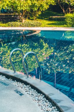 Güzel lüks otel ve resort tatil seyahat ve tatil için merdiven ile açık yüzme havuzu