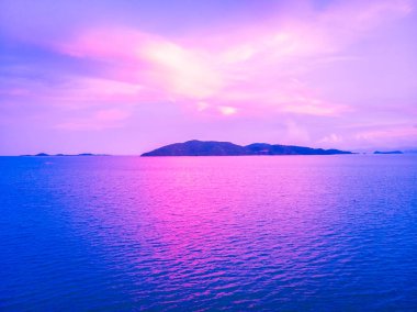 Güzel tropikal plaj ve deniz hurma ve koh samui Adası Tayland tatil ve seyahat için günbatımı zaman diğer ağacında havadan görünümü