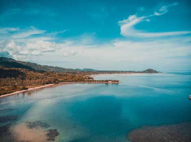 Güzel tropikal plaj ve deniz hurma ve koh samui Adası seyahat ve tatil için diğer ağacında havadan görünümü
