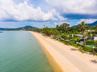 Güzel tropikal plaj ve deniz hurma ve koh samui Adası seyahat ve tatil için diğer ağacında havadan görünümü