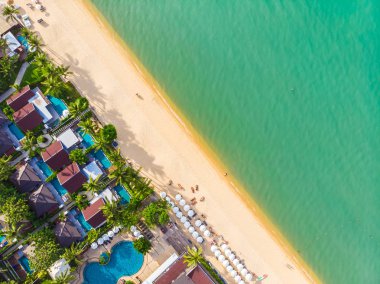 Güzel tropikal plaj ve deniz hurma ve koh samui Adası seyahat ve tatil için diğer ağacında havadan görünümü