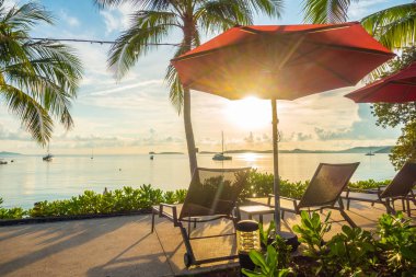 Güzel tropikal deniz okyanus ve plaj şemsiye ve sandalye seyahat ve tatil için