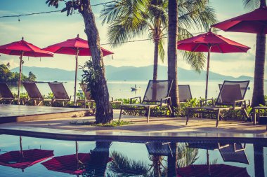 Güzel lüks otel ve tatil seyahat ve tatil için sandalye ve şemsiye ile açık yüzme havuzu