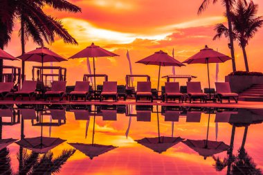 Güzel lüks otel ve tatil seyahat ve tatil için sandalye ve şemsiye ile açık yüzme havuzu