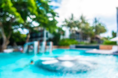 Soyut bulanıklık ve ufuk güzel açık yüzme havuzunda otel ve tatil arka planı için