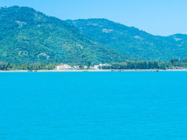 Seyahat ve tatil için mavi gökyüzü arka plan üzerinde beyaz bulut ile güzel tropikal deniz okyanus