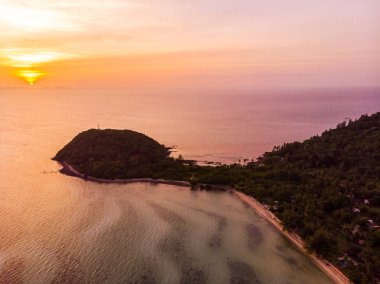 Güzel tropikal plaj ve deniz Island günbatımı zaman seyahat ve tatil için havadan görünümü