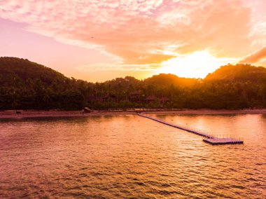 Güzel tropikal plaj ve deniz Island günbatımı zaman seyahat ve tatil için havadan görünümü