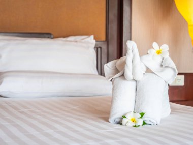 Beyaz fil havlu ve yatak otel yatak odası iç dekorasyonda rahat yastık
