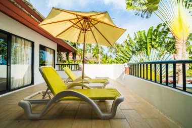 Şemsiye ve seyahat ve tatil için güzel manzaralı açık veranda sandalye