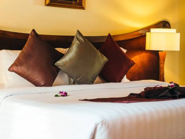 Otel yatak odasında ışık lamba dekorasyonu ile yatakta rahat yastık