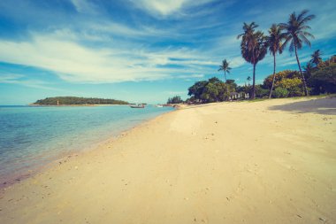 Güzel tropikal plaj deniz ve kum mavi gökyüzü ve beyaz bulut seyahat ve tatil için Hindistan cevizi hurma ağacı ile