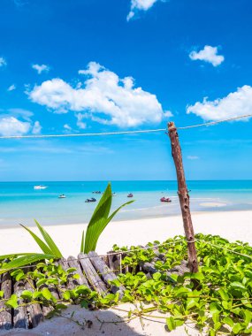 Güzel tropikal plaj deniz ve okyanus seyahat etmek ve kopya alanı ile tatil için
