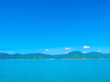 Güzel deniz ve okyanus kopya alanı için metin bulut beyaz ve mavi gökyüzü zemin üzerine