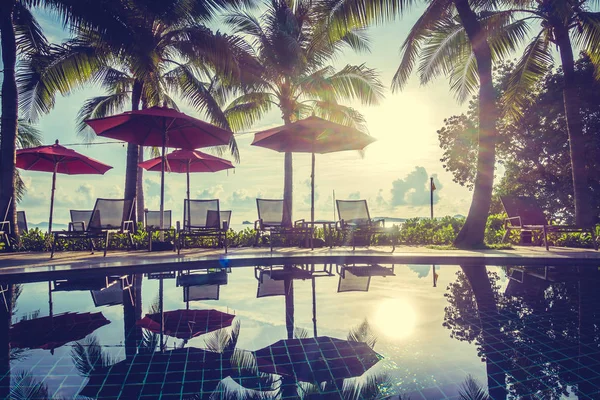 Bella Piscina All Aperto Lusso Con Ombrellone Sedia Hotel Resort — Foto Stock