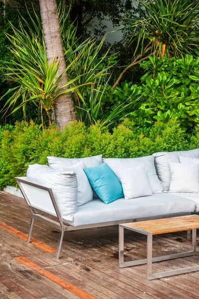 Comfortabel Kussen Sofa Decoratie Patio Met Uitzicht Tropische Natuur — Stockfoto