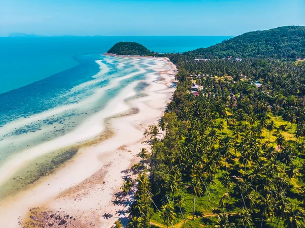 Seyahat ve tatil için adada güzel tropikal plaj ve deniz ağaçları ile havadan görünümü
