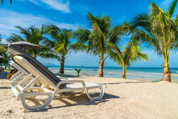 Prachtige Outdoor Zee Oceaan Bekijken Met Parasol Stoel Rond Coconut — Stockfoto