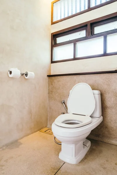 バスルームのインテリアに白いボウル シート装飾 — ストック写真