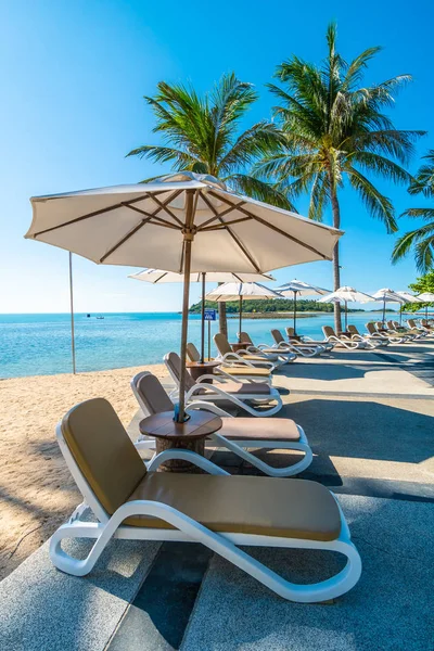 Piękna Tropikalna Plaża Morze Parasolem Krzesłem Wokół Basenu Hotelowym Kurorcie — Zdjęcie stockowe