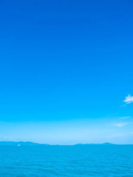 Hermoso Mar Océano Nube Blanca Fondo Del Cielo Azul Con —  Fotos de Stock