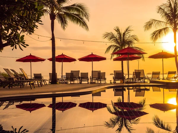 日出时在酒店和度假村室外游泳池周围的雨伞和椅子 — 图库照片