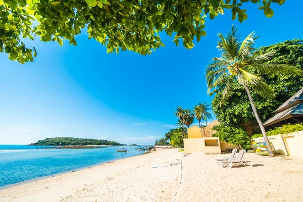 Güzel tropikal plaj ve deniz ile seyahat ve tatil için mavi gökyüzü sandalyede