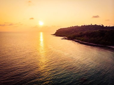 Cennet Adası üzerinde güzel bir plaj ve deniz günbatımı zaman Hindistan cevizi hurma ağacı ile havadan görünümü