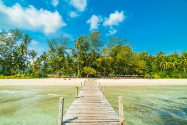 Ahşap iskele veya köprü tropikal plaj ve deniz paradise Island Seyahat ve tatil için