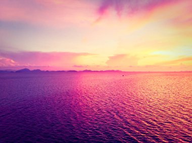 Güzel tropikal plaj ve deniz hurma ve koh samui Adası Tayland tatil ve seyahat için günbatımı zaman diğer ağacında havadan görünümü