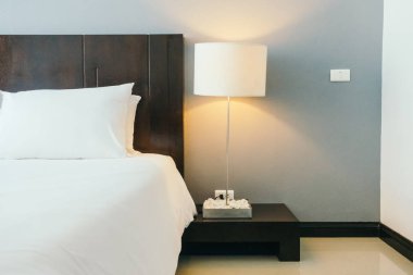 Beyaz rahat yastık yatak dekorasyon otel yatak odasında