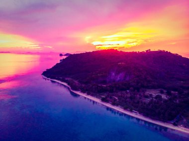 Güzel tropikal plaj ve deniz hurma ve koh samui Adası Tayland tatil ve seyahat için günbatımı zaman diğer ağacında havadan görünümü