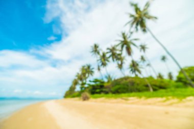 Soyut bulanıklık ve tropikal plaj ve deniz seyahat ve tatil için Hindistan cevizi hurma ağacı arka plan ile defocused