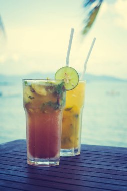 Mojito cam tropikal deniz okyanus ve Plajı manzaralı içme buz