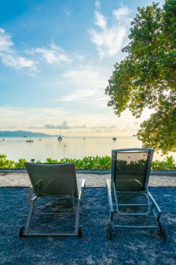 Güzel tropikal deniz okyanus ve plaj şemsiye ve sandalye seyahat ve tatil için