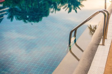 Güzel lüks otel ve tatil seyahat ve tatil için sandalye ve şemsiye ile açık yüzme havuzu