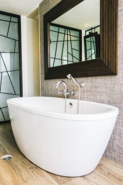 Güzel lüks beyaz küvet banyo iç dekorasyonda