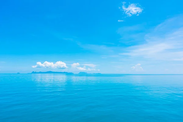 Hermoso Mar Océano Con Nubes Fondo Del Cielo Azul — Foto de Stock