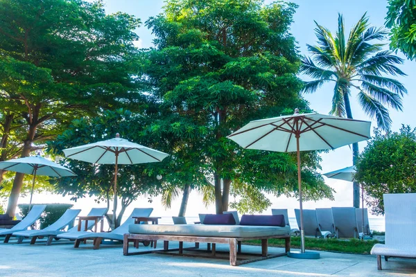 Krásné Luxusní Venkovní Bazén Deštníkem Židle Hotelu Středisko Pro Cestování — Stock fotografie