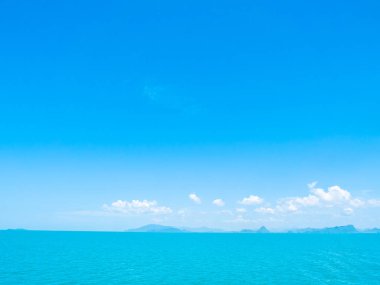 Seyahat ve tatil için mavi gökyüzü arka plan üzerinde beyaz bulut ile güzel tropikal deniz okyanus