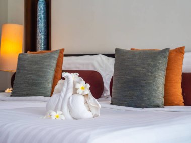 Beyaz fil havlu ve yatak otel yatak odası iç dekorasyonda rahat yastık