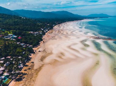 Seyahat ve tatil için adada güzel tropikal plaj ve deniz ağaçları ile havadan görünümü
