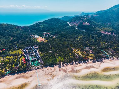 Seyahat ve tatil için adada güzel tropikal plaj ve deniz ağaçları ile havadan görünümü