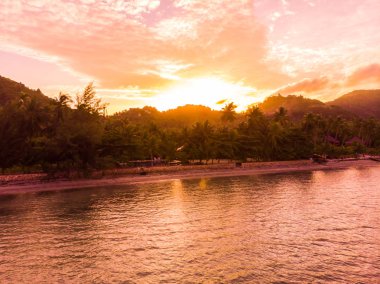 Güzel tropikal plaj ve deniz Island günbatımı zaman seyahat ve tatil için havadan görünümü