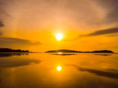 Güzel tropikal plaj deniz ve okyanus ile Hindistan cevizi hurma ağacı gündoğumu zaman seyahat ve tatil için