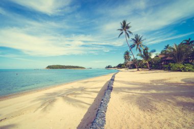 Güzel tropikal plaj deniz ve kum mavi gökyüzü ve beyaz bulut seyahat ve tatil için Hindistan cevizi hurma ağacı ile
