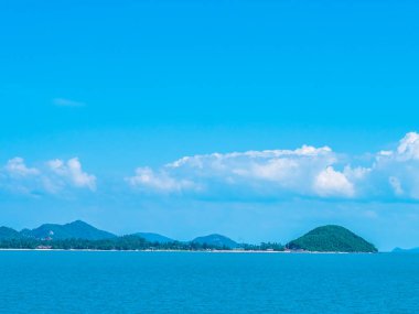 Güzel deniz ve okyanus kopya alanı için metin bulut beyaz ve mavi gökyüzü zemin üzerine