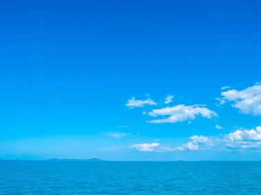 Güzel deniz ve okyanus kopya alanı için metin bulut beyaz ve mavi gökyüzü zemin üzerine