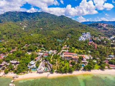 Koh samui Adası Tatil ve seyahat için mavi gökyüzünde üzerinde pek çok ağaç ve beyaz bulut deniz ve plaj güzel havadan görünümü